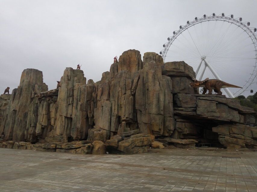 6.Animatronic dinosaur models in amusement park in Guizhou,China.jpg