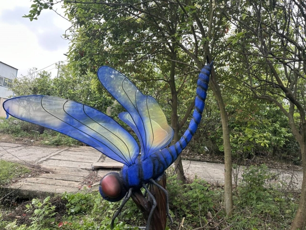 Realistic giant animatronic dragonfly model.