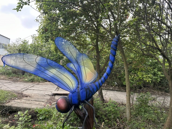 Realistic giant animatronic dragonfly model. Realistic giant animatronic dragonfly model.