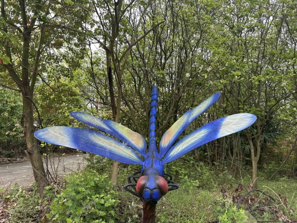 Realistic giant animatronic dragonfly model. Realistic giant animatronic dragonfly model.