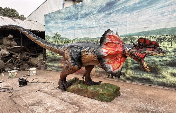 Life size animatronic Dilophosaurus model for theme park