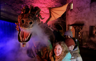 Realistic Animatronic Walking Dragon Costume Shown in Germany