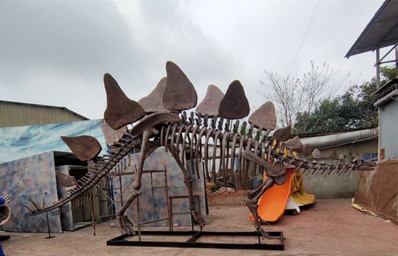 Custom artificial Stegosaurus skeleton sculpture