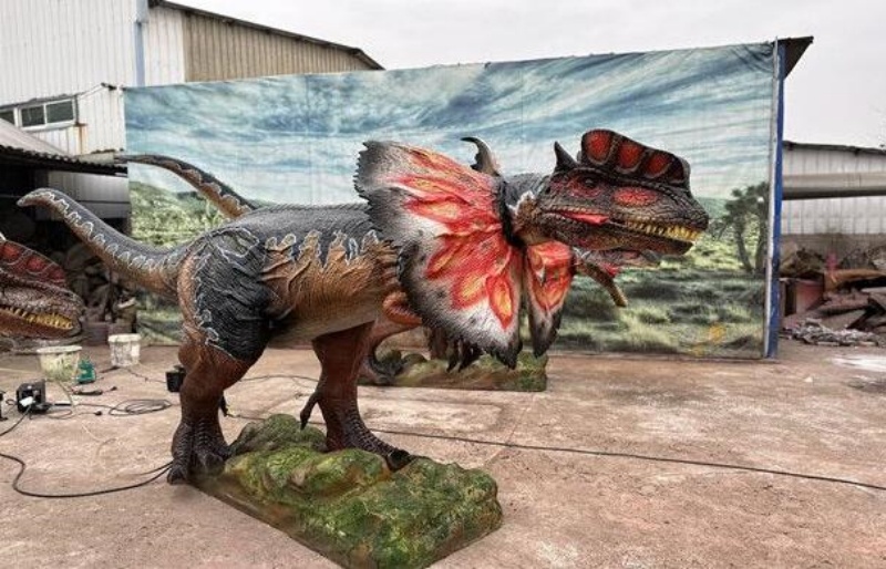 Life size animatronic Dilophosaurus model for theme park
